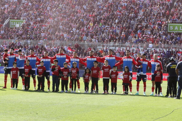Versus / ¿Fútbol del pueblo? Altos costos alejan a los aficionados de su selección en Sudamérica