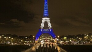 La Torre Eiffel con los colores de Israel en solidaridad tras ataques