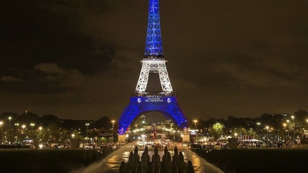 La Torre Eiffel con los colores de Israel en solidaridad tras ataques