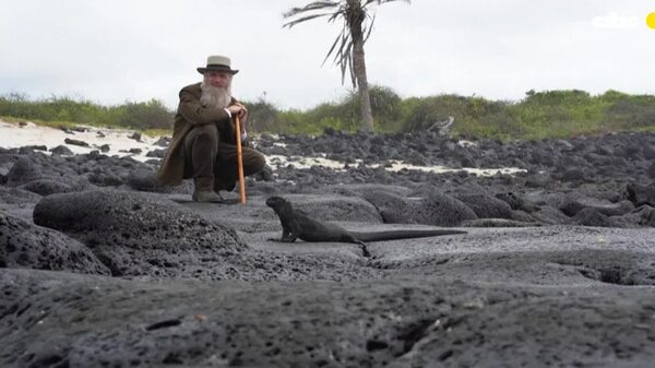 VIDEO: La encarnación de Charles Darwin sigue sus pasos y visita Galápagos - Ciencia - ABC Color