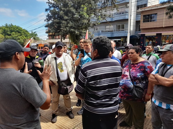Vendedores ambulantes se manifiestan y comuna niega supuesto vallado en la terminal de Encarnación