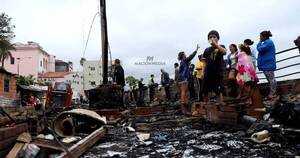 La Nación / Entregan kits escolares a niños que perdieron todo en el incendio de sus viviendas