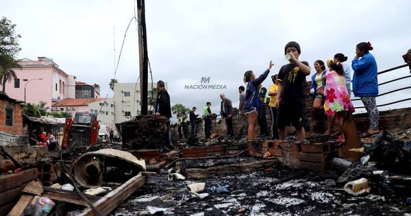 La Nación / Entregan kits escolares a niños que perdieron todo en el incendio de sus viviendas