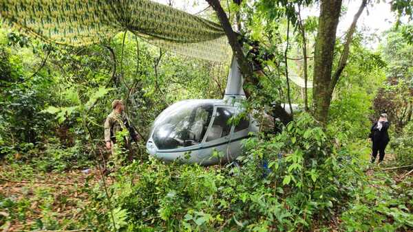 Amambay: Senad incauta helicóptero narco y armamentos en zona boscosa
