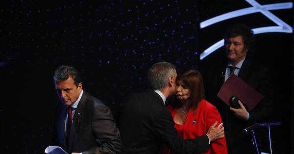 La Nación / Candidatos presidenciales arremeten contra Massa por su gestión económica
