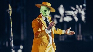 Cantante de Ke Personajes apareció disfrazado de La Máscara en un show
