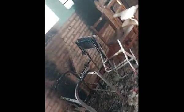 Adictos quemaron aulas de una escuela