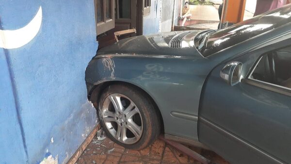 CONDUCTOR EBRIO PIERDE EL CONTROL Y EMBISTE CONTRA PARED DE LOCAL COMERCIAL
