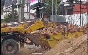 Video: camión de obra bloquea completamente la calle - Crónicas Ciudadanas - ABC Color