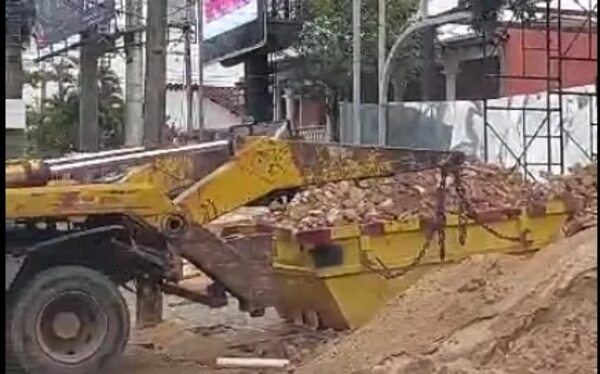 Video: camión de obra bloquea completamente la calle - Crónicas Ciudadanas - ABC Color