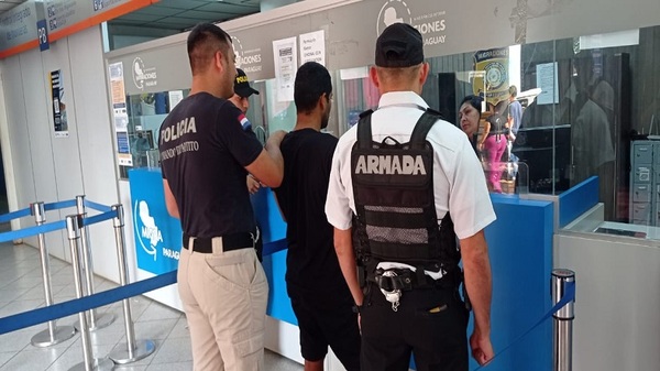 Detienen y expulsan del país a supuesto miembro del PCC - Noticias Paraguay