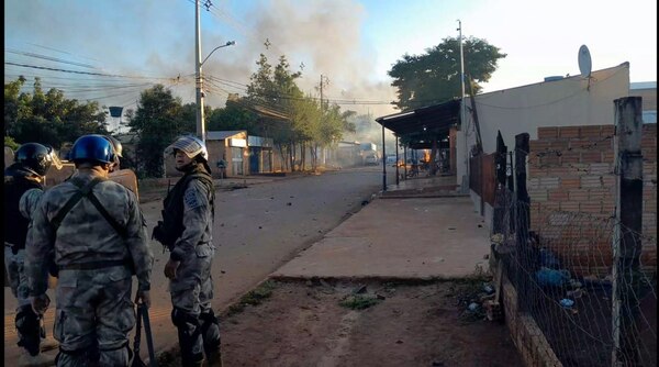 Diario HOY | Imputan a cinco hombres que atacaron a policías durante desalojo en CDE
