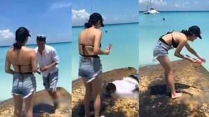 Novio cae al mar cuando le propone matrimonio a su novia