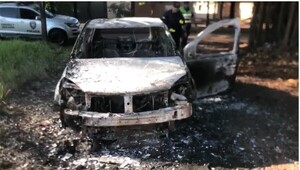 Hallan automóvil completamente incinerado en Pedro Juan Caballero