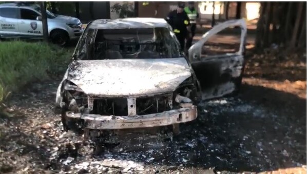 Hallan automóvil completamente incinerado en Pedro Juan Caballero