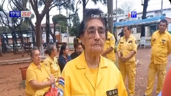 ¡Loable! Tiene 83 años y sigue sirviendo en el cuartel de bomberos - Noticias Paraguay