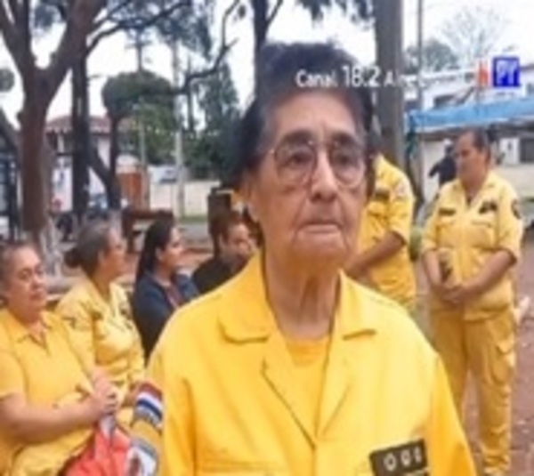 ¡Loable! Adulta mayor sigue sirviendo en el cuartel de bomberos - Paraguay.com