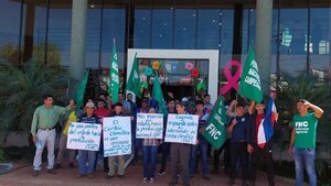 Miembros de la FNC se manifestaron para exigir asistencia tras temporal - Nacionales - ABC Color