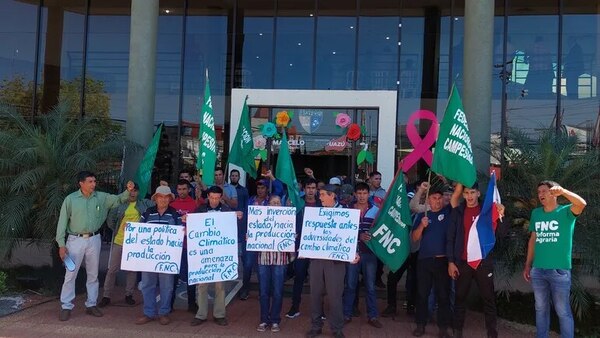 Miembros de la FNC se manifestaron para exigir asistencia tras temporal - Nacionales - ABC Color