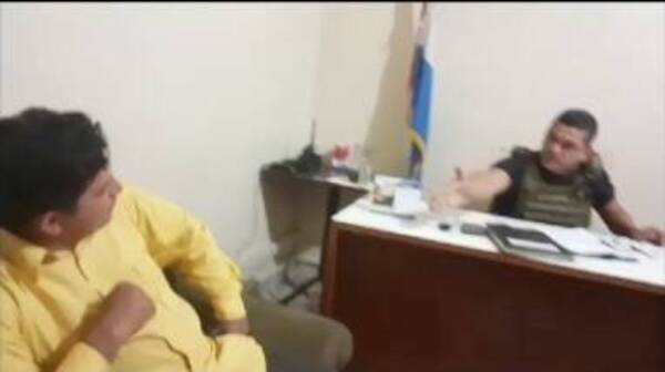 (VIDEO). Oñemosêma katu karai comí que osapukái vaipaite a un pastor evangélico