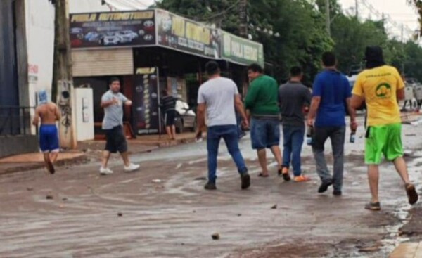 Imputan a cinco hombres que atacaron a policías durante desalojo