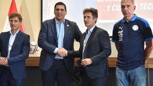 Barros Schelotto hizo un reclamo ante la FIFA para que la APF le pague su indemnización