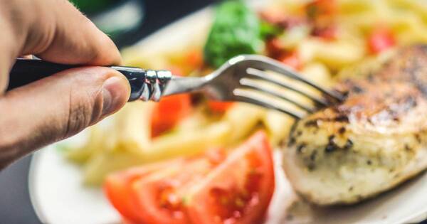 La Nación / Sepa cuáles son los riesgos de cenar tarde en la noche