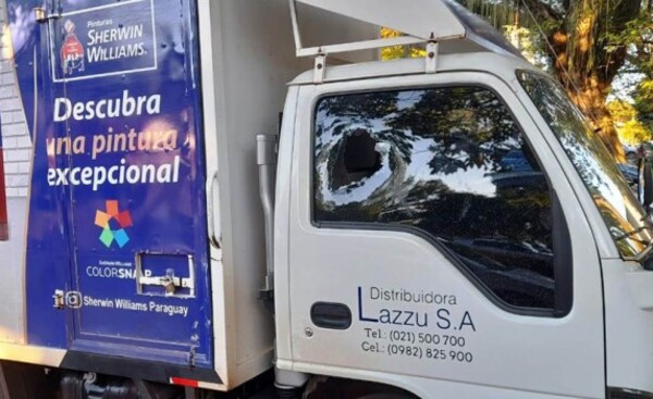 Hurtan dinero del interior de un camión frente un comercio