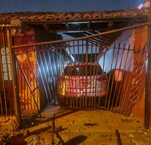 Fernando de la Mora: Dos hombres detonan explosivo frente a una vivienda - trece