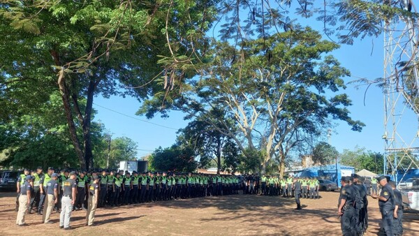 Barras de Luqueño se enfrentan a policías dejando a uno herido