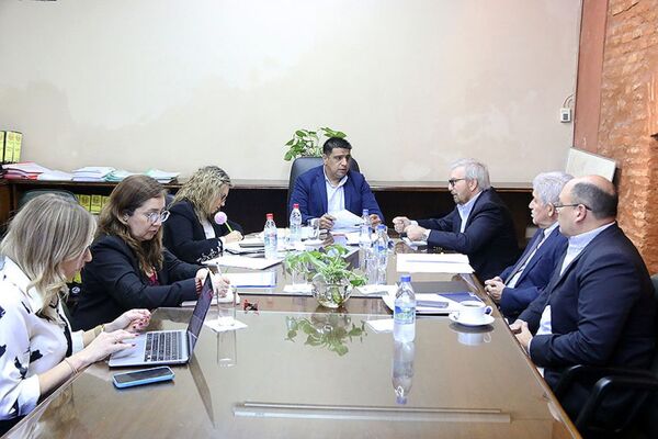 Diario HOY | Intenso debate en torno a modificación de la ley que autoriza la libre importación de vehículos