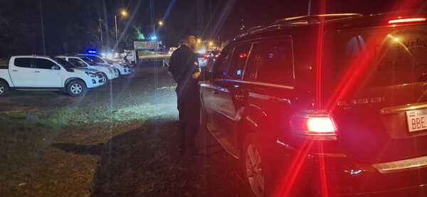 POLICÍA REALIZÓ OPERATIVO PARA DESALENTAR HECHOS CRIMINALES EN ENCARNACIÓN - Itapúa Noticias
