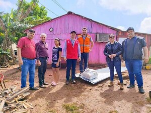 Municipalidad de Hernandarias entrega chapas y víveres a afectados por temporal | DIARIO PRIMERA PLANA