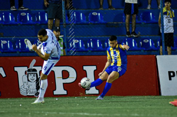 Versus / El tremendo descuido de la defensa de Ameliano para el segundo gol de Luqueño