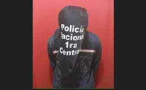 Golpeó a un guardia con una botella, se fue, regresó y robó local comercial