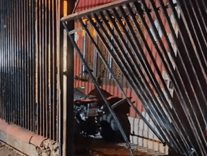 Explosivo destroza el portón y la vereda de una vivienda en Fernando de la Mora · Radio Monumental 1080 AM