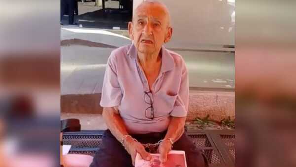 Abuelito se encadenó para que su hija le devuelva su casa