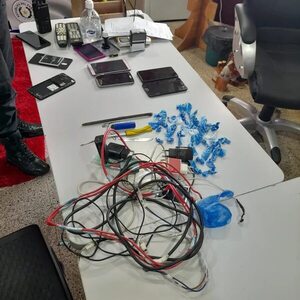 Incautan drogas, armas blancas y celulares en pabellón de mujeres del Cereso - Policiales - ABC Color