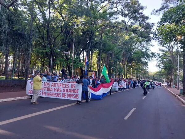 Exobreros de Itaipú reactivan protesta en reclamo de casi US$ 1.000 millones - ABC en el Este - ABC Color