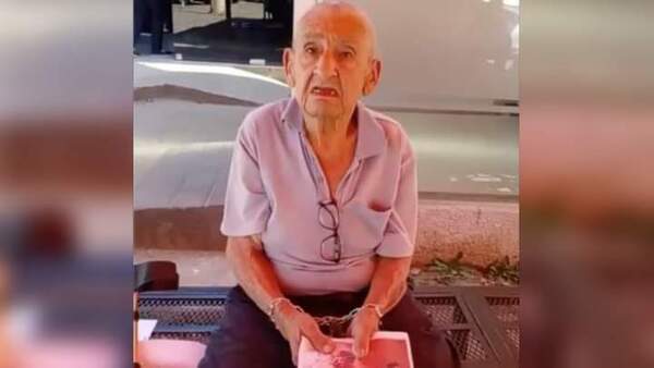 Un abuelito se encadenó para que su hija enfermera le devuelva su casa