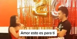 Diario HOY | Joven le organizó el cumpleaños a su novio infiel y lo expuso con una canción