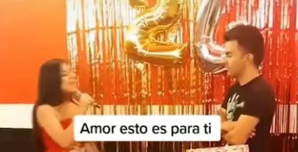 Diario HOY | Joven le organizó el cumpleaños a su novio infiel y lo expuso con una canción