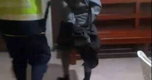 La Nación / Detienen infraganti a hombre que intentaba ingresar a robar a un colegio