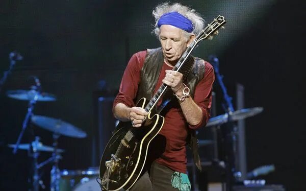 Keith Richards dice que la artritis le ha enseñado otra manera de tocar la guitarra - Música - ABC Color