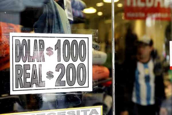 La crisis econ贸mica en Argentina sin freno: d贸lar blue rompe la barrera de los 1.000 pesos - Revista PLUS