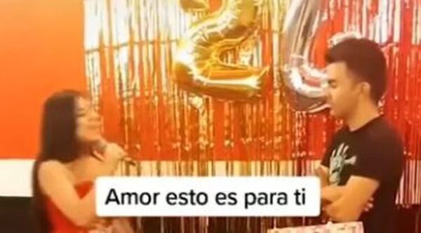 Mujer organiza cumpleaños a su novio y lo expone por infiel con una canción