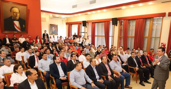 La Nación / Dirigentes de Paraguarí brindan su respaldo a Horacio Cartes