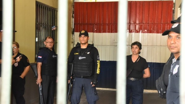 Presos de Tacumbú toman de rehenes a guardiacárceles y a varias mujeres, denuncia un funcionario