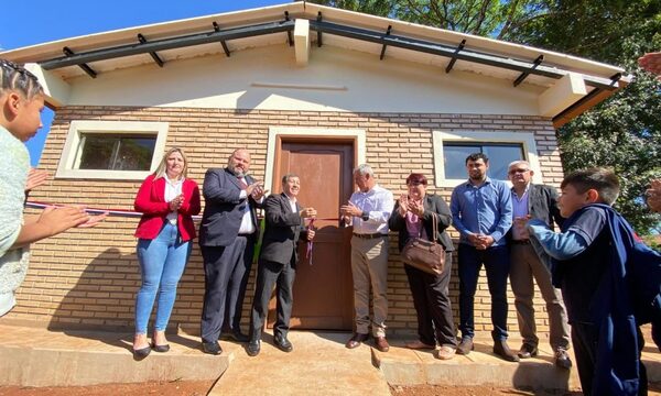 Inauguran obras en escuela de Hernandarias