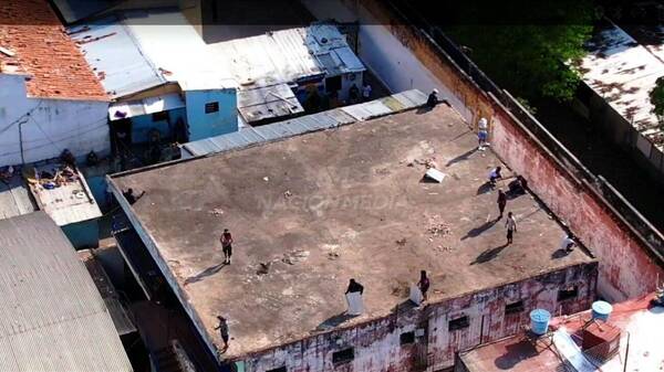 En Tacumbu los internos tomaron de rehenes a 10 guardias y a 30 mujeres